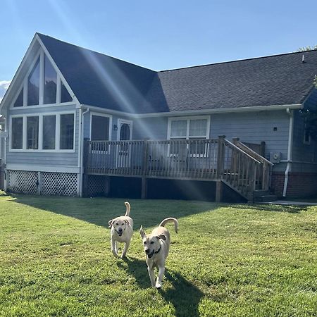 Bears Valley Inn - Great Location! - Peaceful, Children And Dog Friendly Retreat - Less Than 15 Min To All Attractions - Private Pool Club & Fishing Hole - Game Room With Tv Sevierville Buitenkant foto