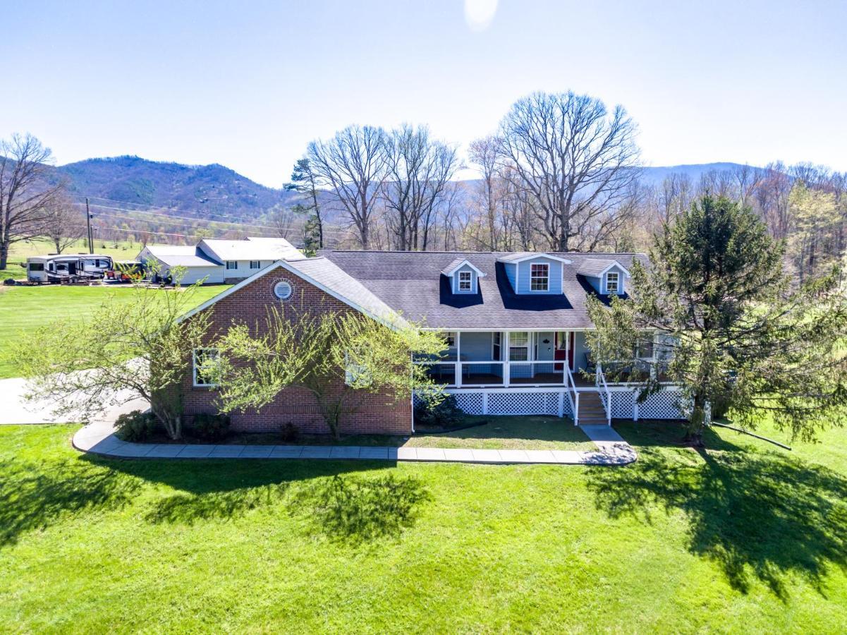 Bears Valley Inn - Great Location! - Peaceful, Children And Dog Friendly Retreat - Less Than 15 Min To All Attractions - Private Pool Club & Fishing Hole - Game Room With Tv Sevierville Buitenkant foto