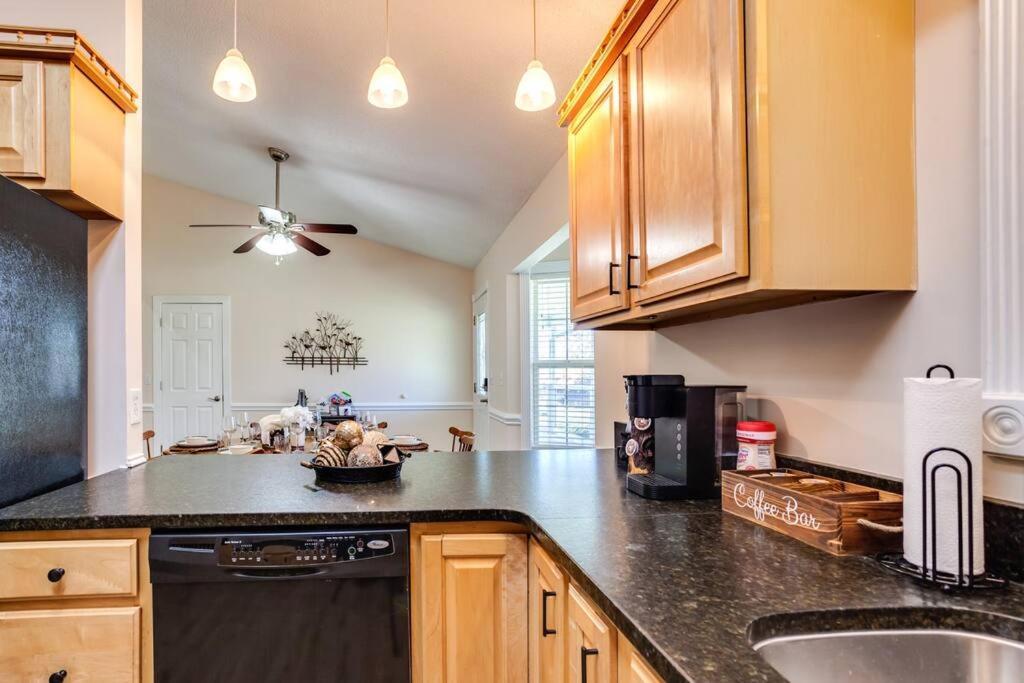 Bears Valley Inn - Great Location! - Peaceful, Children And Dog Friendly Retreat - Less Than 15 Min To All Attractions - Private Pool Club & Fishing Hole - Game Room With Tv Sevierville Buitenkant foto