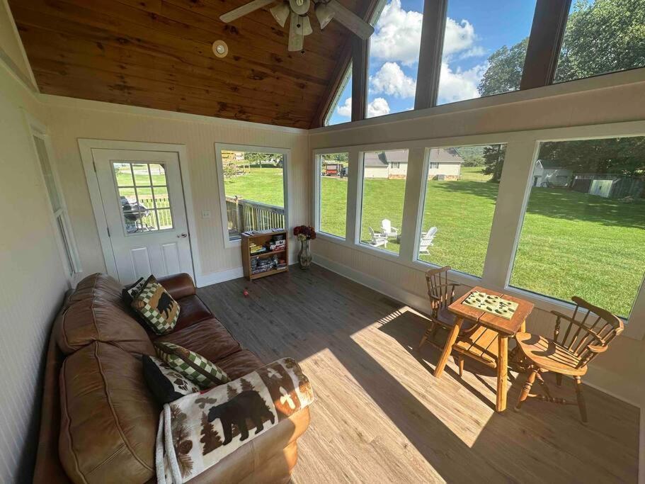 Bears Valley Inn - Great Location! - Peaceful, Children And Dog Friendly Retreat - Less Than 15 Min To All Attractions - Private Pool Club & Fishing Hole - Game Room With Tv Sevierville Buitenkant foto